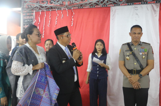Bupati Tapanuli Utara Dr. Jonius Taripar Parsaoran Hutabarat bersama jajaran Forkopimda dan Ketua TP PKK Taput, Ny. Neny Angelina JTP Hutabarat Br. Purba, saat membuka Bazar Kuliner UMKM Dekranasda Taput, Jumat (15/8/2025).