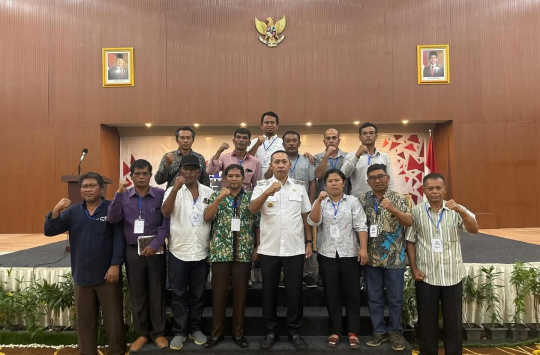 Bupati Tapanuli Utara, Dr. Jonius Taripar Parsaoran Hutabarat, S.Si, M.Si., saat tampil sebagai narasumber utama dalam Bimtek Kepala Desa.