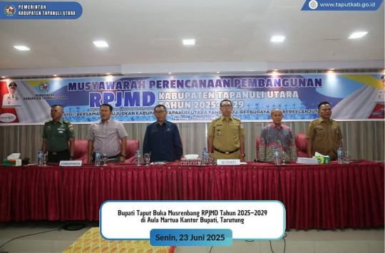 Bupati Taput, JTP Hutabarat saat memimpin rapat Musrenbang RPJMD Kab. Taput 2025-2029. (Foto:Humas Taput)