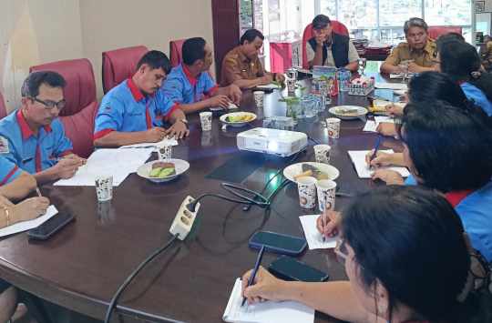 Bupati Tapanuli Utara Dr. Jonius Taripar Parsaoran Hutabarat bersama Wakil Bupati Dr. Deni Parlindungan Lumbantoruan memimpin rapat pembenahan pelayanan Perumda Mual Natio di ruang kerja Wakil Bupati, Selasa (5/8/2025).