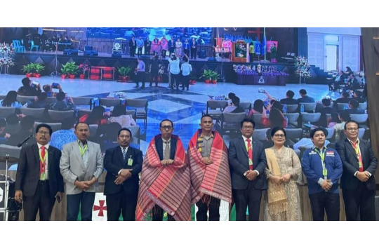 JTP Hutabarat foto bersama dengan Ketua Panitia JETUN GAMES VI HKBP 2025, Maruli Siahaan dan lainnya Minggu 29 Juni 2025.(Foto: Humas Taput).