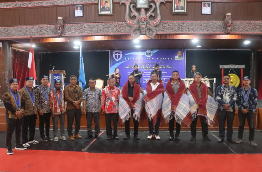 Bupati Tapanuli Utara Dr. Jonius Taripar Parsaoran Hutabarat didampingi Wabup, Ketua DPRD, dan Kapolres Taput saat membuka Konfercab XIII GMKI Tarutung di Sopo Partungkoan, Jumat (26/9/2025).