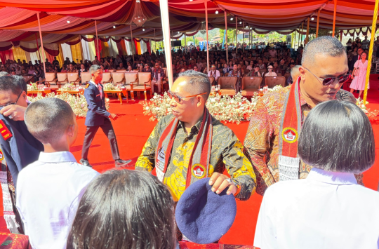 Bupati Tapanuli Utara, Dr. Jonius Taripar Parsaoran Hutabarat, S.Si., M.Si, saat menyematkan kelengkapan almamater kepada siswa-siswi asal Tapanuli Utara dalam acara pengukuhan Angkatan 36 Asrama Yayasan TB Soposurung di Halaman Museum TB Center, Balige.