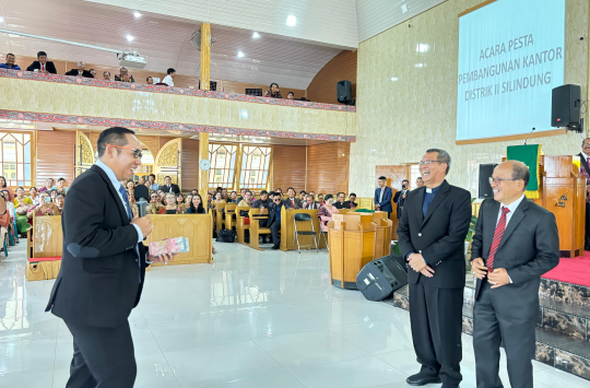 Bupati Tapanuli Utara, JTP Hutabarat,  hadir dalam ibadah sekaligus merayakan Pesta Pembangunan Kantor Distrik II Silindung di Gereja Pearaja Tarutung.﻿