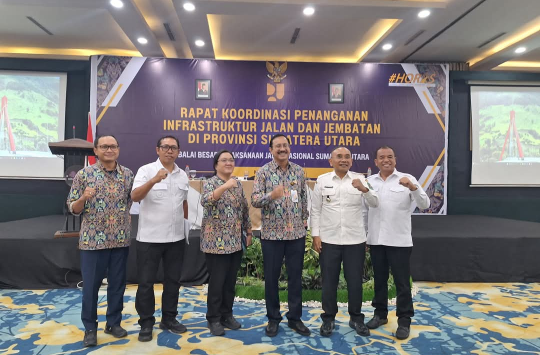 Bupati Tapanuli Utara, JTP Hutabarat, saat menghadiri Rapat Koordinasi Penanganan Infrastruktur Jalan dan Jembatan di Provinsi Sumatera Utara,  di Aula Inna 2 Hotel Grand Inna Medan, Rabu 14 Mei 2025
