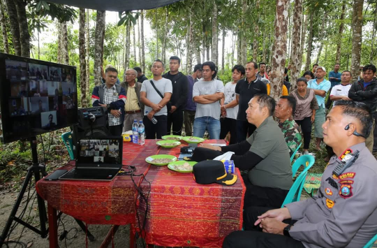 Bupati Taput, JTP Hutabarat dan bersama Kapolres Taput, AKBP Ernis Sitinjak dan Perwakilan  Dandim 0210 bersama masyarakat saat mengikuti rapat riset kemenyan dari Desa Banuaji 4, Adiankoting, hari Kamis 23 Mei 2025. (Foto; Loksa Situmeang / Kabarnas.com 