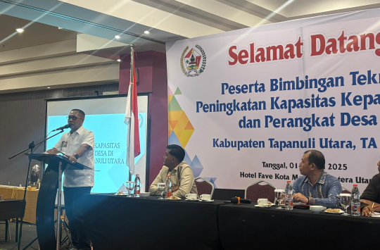 Bupati Tapanuli Utara Dr. Jonius Taripar Parsaoran Hutabarat saat menyampaikan materi sebagai narasumber utama dalam kegiatan Bimtek Peningkatan Kapasitas Kepala Desa dan Perangkat Desa TA 2025 di Hotel Fave, Medan.(Foto: Loksa Situmeang/Kabarnas.id)