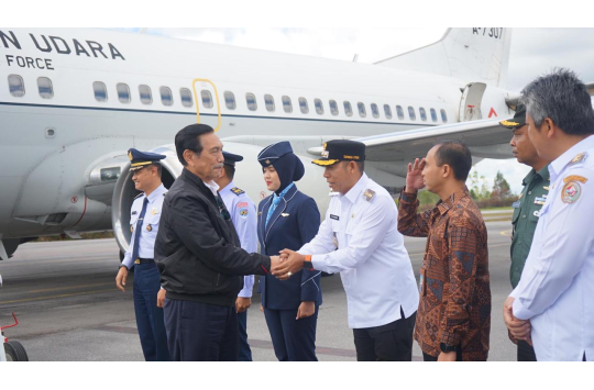 Bupati dan Wakil Bupati Taput, menyambut kedatangan Ketua DEN Luhut Binsar Panjaitan.(Foto:Loksa Situmeang/Kabarnas.id)