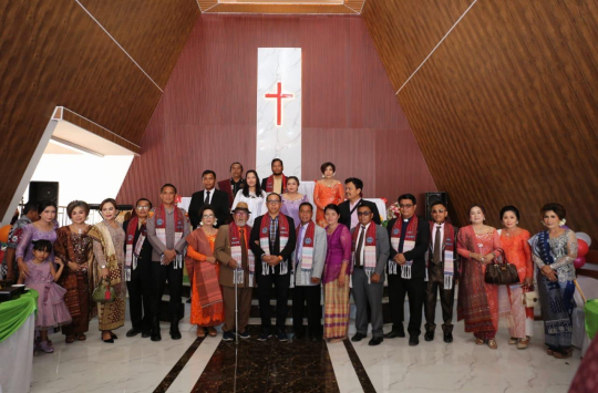 Bupati Taput, JTP Hutabarat, AKBP Ernis Sitinjak, Ev . Basirun Silalahi dan lainnya Foto bersama di Gereja Oikumene , Lobusiregar Sabtu 26 April 2025 (foto: Loksa Situmeang/ Kabarnas.com)