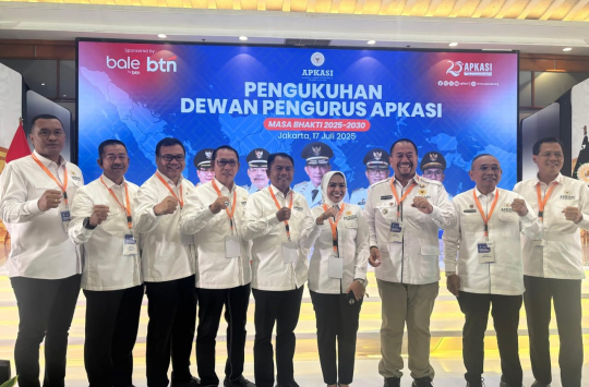 Bupati Taput, JTP Hutabarat saat menghadiri  prosesi pengukuhan Dewan Pengurus  APKASI periode 2025–2030,