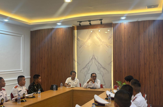 Bupati Tapanuli Utara Dr. Jonius Taripar Parsaoran Hutabarat didampingi Kadis Pendidikan Bontor Hutasoit saat menerima audiensi 10 Cadet Universitas Pertahanan (UNHAN) asal Taput di Ruang Rapat Kantor Bupati, Rabu malam (20/8/2025).