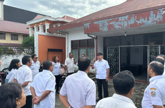 Bupati Taput, JTP Hutabarat saat memimpin apel pagi di Dinas Lingkungan Hidup pada Rabu (11/06/2026).