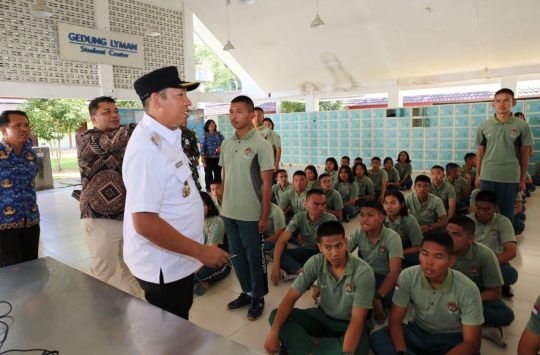 Bupati JTP Hutabarat, Saat berkunjung ke Yasop pada Kamis 17 April 2025  (foto: Loksa Situmeang/ Kabarnas.com)