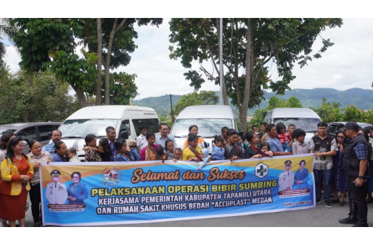 JTP Hutabarat buka kegiatan bakti sosial operasi bibir sumbing gratis di i Pendopo Rumah Dinas Bupati Tapanuli Utara pada Kamis, 22 Mei 2025.(Foto: Loksa Situmeang)