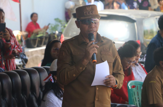 Bupati Tapanuli Utara, Dr. Jonius Taripar Parsaoran Hutabarat, melepas peserta lomba gerak jalan pada Roadshow Kemerdekaan di Simangumban, Kamis (14/8/2025).(Foto:Loksa Situmeang/Kabarnas.id)