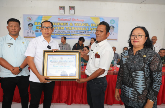 Bupati Tapanuli Utara, JTP Hutabarat bersama Ketua TP PKK, Ny. Neny Angelina JTP Hutabarat br. Purba, memimpin kunjungan kerja sekaligus rapat koordinasi di Aula Kantor Camat Parmonangan.
