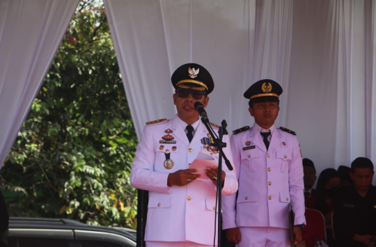 Bupati Tapanuli Utara, Dr. Jonius Taripar Parsaoran Hutabarat, memimpin Upacara HUT ke-80 RI di Lapangan Gedung Serbaguna Tarutung, didampingi Forkopimda dan ribuan peserta upacara, Minggu (17/8/2025).(Foto:Loksa Situmeang/Kabarnas.id)