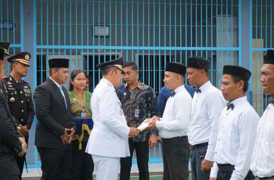 Bupati Tapanuli Utara, Dr. Jonius Taripar Parsaoran Hutabarat, bersama jajaran Forkopimda menyerahkan SK remisi secara simbolis kepada warga binaan di Lapas Kelas II B Siborong-borong dalam rangka HUT ke-80 RI, Minggu (17/8/2025).