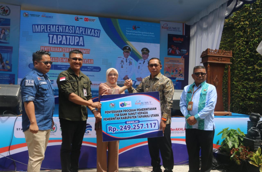 Penyerahan simbolis CSR Bank Sumut senilai Rp249 juta untuk sektor pendidikan kepada Pemerintah Kabupaten Tapanuli Utara.(Foto:Loksa Situmeang/Kabarnas.id)