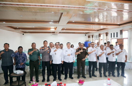 Bupati Taput, JTP HUtabarat foto bersama peserta Rapat Koordinasi TIMPORA Kabupaten Tapanuli Utara di Aula Hotel Hineni, Tarutung, pada Rabu (07/05/2025). (Foto:Loksa Situmeang/Kabarnas.com)