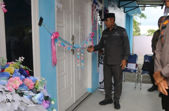 Bupati Taput, JTP Hutabarat saat meresmikan SPPG Moria, Pangaribuan