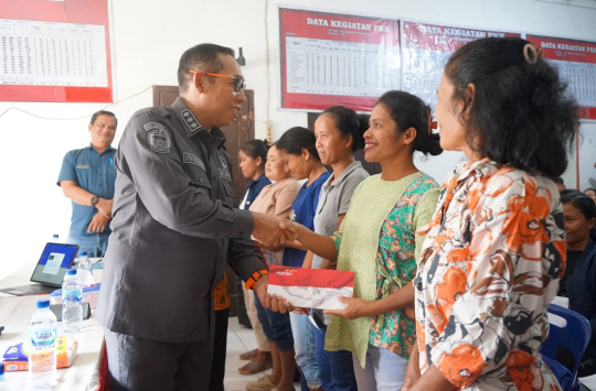 Bupati Tapanuli Utara Dr. Jonius Taripar Parsaoran Hutabarat menyerahkan KKS dan Buku Tabungan secara simbolis kepada perwakilan penerima manfaat Program Sembako/PKH di Kecamatan Sipoholon, Kamis (4/9/2025).