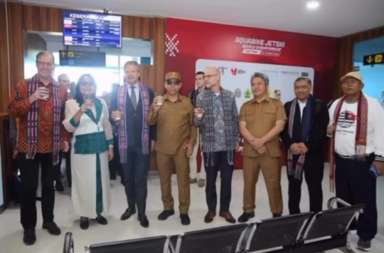 Bupati JTP Hutabarat, Wakil Bupati Deni Lumbantoruan, beserta Ny. Neny Angelina JTP Hutabarat br. Purba saat menyambut kunjungan delegasi Belanda Rabu 18 Juni 2025.