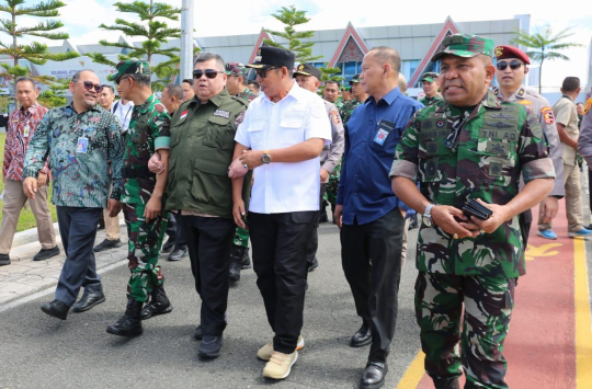 Bupati Taput sambut Kasum TNI dan Sejumlah Pejabat Lainnya di Bandara Silangit Jumat 24 April 2025 (Foto : Loksa Situmeang / Kabarnas.com)