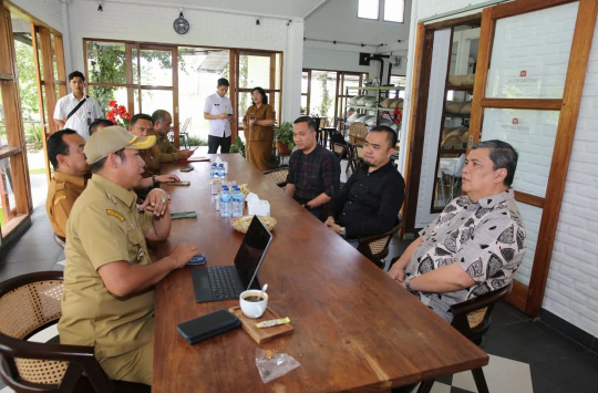 Bupati Taput, JTP Hutabarat, saat menyambut kunjungan Kakanwil Direktorat Jenderal Imigrasi Sumut, Teodorus Simarmata, di Piltik Academy, Desa Lobusiregar, Kecamatan Siborongborong, Selasa 6 Mei 2025. (foto: istimewa)