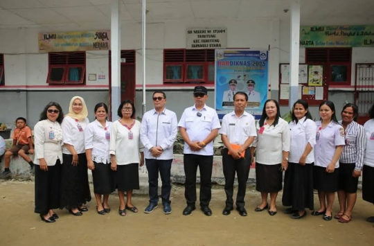 Bupati Taput, JTP Hutabarat saat menyambut kunjungan kerja Anggota Komisi X DPR RI dari Fraksi Partai Demokrat, Drs. Sabam Sinaga, M.M di SDN 173100 Tarutung, Rabu (11/06/2025).