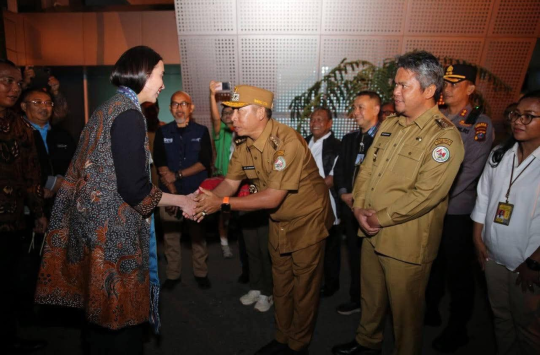 Bupati Taput, JTP Hutabarat dan Wakil Bupati Deni P. Lumbantoruan sambut kedatangan Menteri Pariwisata.