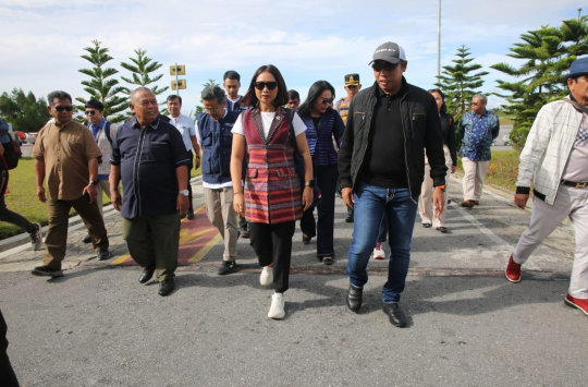 Bupati Tapanuli Utara, JTP Hutabarat bersama Ketua TP PKK Taput, Ny. Neny Angelina JTP Hutabarat br. Purba, menyambut kunjungan kerja Wakil Menteri Pariwisata dan Ekonomi Kreatif RI