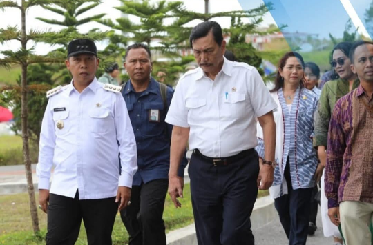 Bupati Taput menyambut kedatangan Ketua Dewan Ekonomi Nasional, Jenderal TNI (Purn) Luhut Binsar Pandjaitan di Bandara Internasional Silangit, Selasa 17 Juni 2025.