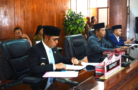 Bupati Tapanuli Utara Dr. Jonius Taripar Parsaoran Hutabarat saat menyampaikan Nota Keuangan Rancangan Perubahan APBD 2025 dalam Rapat Paripurna DPRD Kabupaten Tapanuli Utara, Senin (28/7/2025).