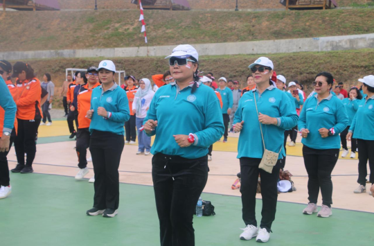 Bupati Taput Dr. Jonius Taripar Parsaoran Hutabarat dan Ketua TP PKK Ny. Neny Angelina JTP Hutabarat memimpin senam pagi bersama ratusan anggota organisasi perempuan di Kawasan Menara Pandang, Siatas Barita, Jumat (15/8/2025).