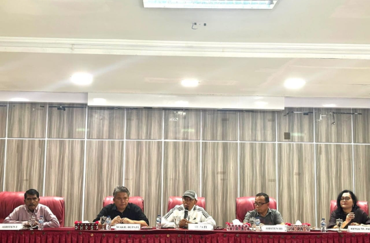 Bupati Taput Dr. Jonius Taripar Parsaoran Hutabarat saat memimpin Rakor Evaluasi Kinerja bersama Wakil Bupati dan jajaran OPD di Aula Martua, Kantor Bupati Taput, Sabtu (26/7/2025).