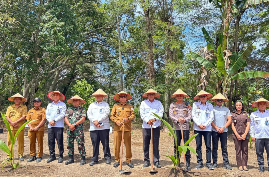 Bupati Tapanuli Utara, Dr. Jonius Taripar Parsaoran Hutabarat, S.Si., M.Si, bersama jajaran Forkopimda saat menanam bibit pohon kelapa di Dusun Bage, Desa Untemungkur, Kecamatan Muara, Selasa (9/9/2025).