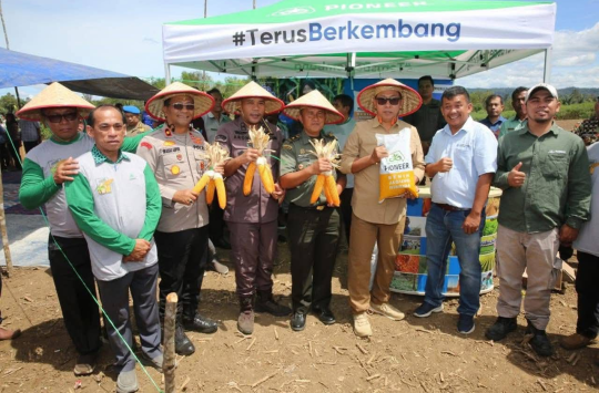 Bupati Taput, JTP Hutabarat bersama unsur Forkopimda saat menanam jagung di Desa Padang Parsadaan, Kecamatan Pangaribuan, Kamis (12/06/2025)