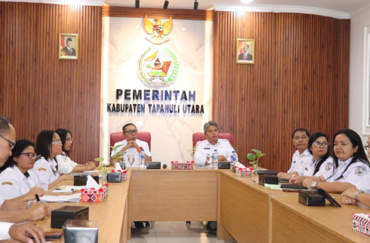 Bupati Tapanuli Utara, Dr. Jonius Taripar Parsaoran Hutabarat, didampingi Wakil Bupati, Dr. Deni Parlindungan Lumbantoruan, saat memimpin rapat evaluasi kinerja RSUD Tarutung di Aula Mini Kantor Bupati Taput, Rabu (3/9/2025