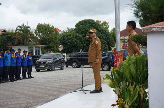 Bupati Tapanuli Utara Dr. Jonius Taripar Parsaoran Hutabarat memimpin Apel Kesiap-siagaan Satpol PP dan Damkar di halaman Kantor Bupati Taput, Senin (01/09/2025).(Foto:Loksa Situmeang/Kabarnas.id)