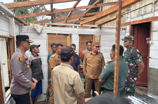 Bupati JTP Hutabarat, Wakil Bupati Deni Lumbantoruan, beserta Forkopimda meninjau langsung korban bencana angin kencang disertai hujan deras di Dusun Sitonggi-tongi, Desa Lontung Dolok, Kecamatan Pahae Julu, Selasa (10/06/2025).