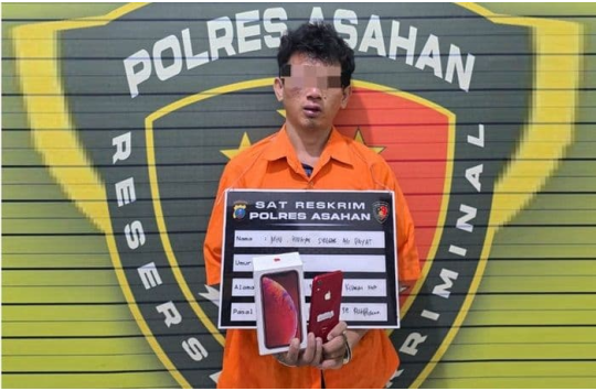 Ttersangka Hidayat Siregar alias Dayat beserta barang bukti ponsel yang dicuri dari korban.(Foto: Humas Polres Asahan/Kabarnas.id)