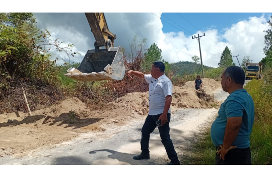 Petugas Dinas PUPR Tapanuli Utara melakukan penimbunan dan pengerasan jalan di Desa Lobusikkam, Sipoholon, yang terancam putus akibat longsoran tanah di jurang Lombang Narojanon. (Foto: Loksa Situmeang/Kabarnas.id)