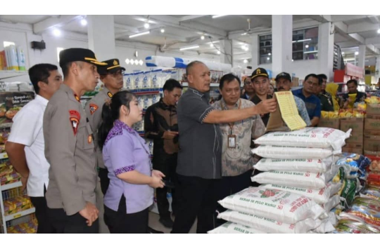 Wakil Bupati Tapanuli Tengah, Mahmud Efendi, beserta Forkopimda saat sidak cek harga di beberapa pasar di Pandan. (Foto: Pemkaab Tapteng)