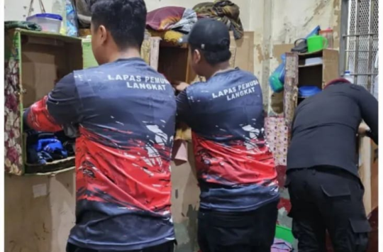 Para Petugas Lapas Pemuda Kelas III Langkat melaksanakan razia mendadak ke blok hunian, Jumat, 25 April 2025 (foto: Humas LApada Langkat)
