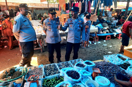 Cooling System Polsek Tigabinanga: Polisi Turun Langsung ke Pasar, Ajak Warga Jaga Kamtibmas