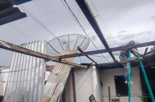 Salah satu rumah warga rusak akibat puting beliung