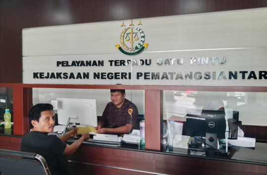 Tomu Lukas Santo Silalahi, Direktur CV Parsona Jaya saat membuat laporan ke Kejari Pematangsiantar (Foto: Sehat Siahaan/Kabarnas.id)