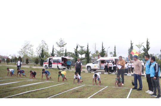 Wahyu Daniel Sagala, resmi melepas peserta lomba lari Dairi Run 5K (foto; Diskominfo Dairi)