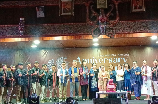 Wakil Bupati Taput, Deni P. Lumbantoruan bersama istri , Ny. Lisa Deni Lumbantoruan Br. Malau, menghadiri perayaan HUT ke-11 Dame Ulos di Sopo Partungkoan, Tarutung (Foto: Loksa Situmeang/Kabarnas.com)